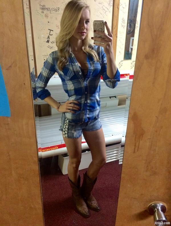 Country blonde in her daisy dukes