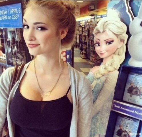 Look alike of Elsa from the Disney movie Frozen